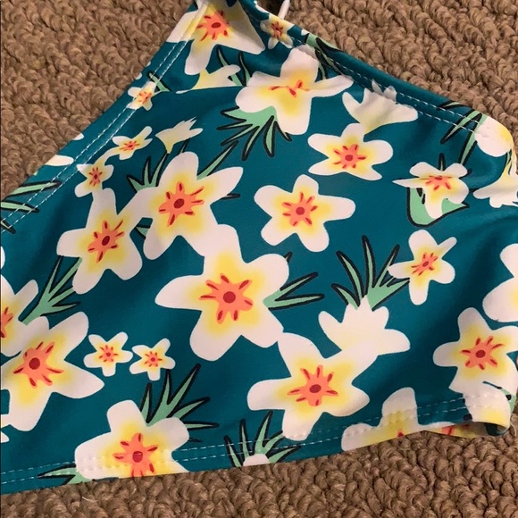 Bikini - Picture 2 of 2